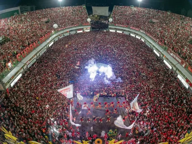 Festa histórica do 33º título do Garantido lota Sambódromo de Manaus com milhares de torcedores