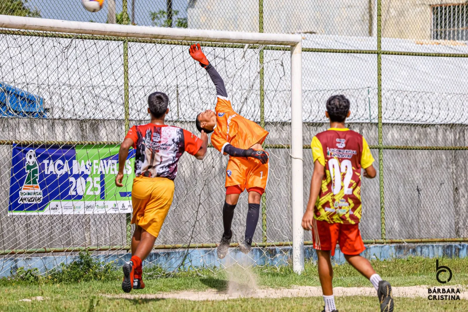 Taça das Favelas: Jogos acirrados, mais de 150 jovens em campo e mulheres protagonistas marcam o início da fase classificatória