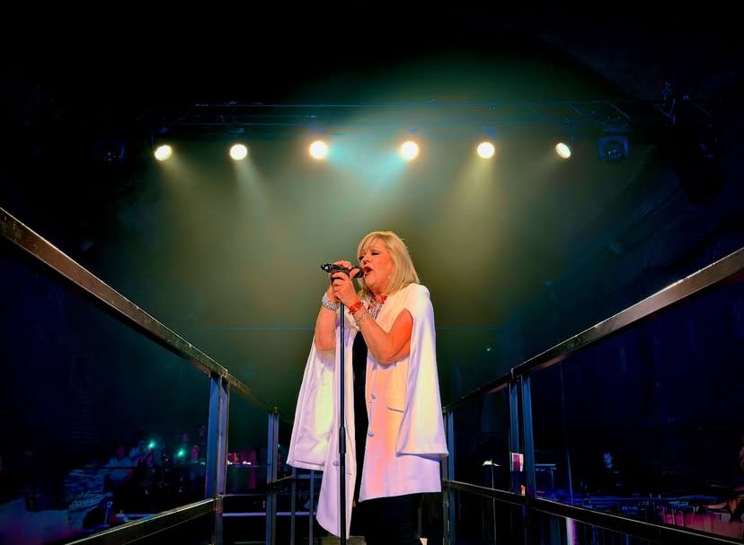 Nicki French comanda noite nostálgica em Manaus no evento “Flash Club”