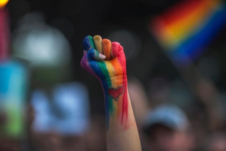 Discriminação silenciosa contra pessoas LGBTQIAPN+ persiste no ambiente profissional, alertam juízes do Trabalho