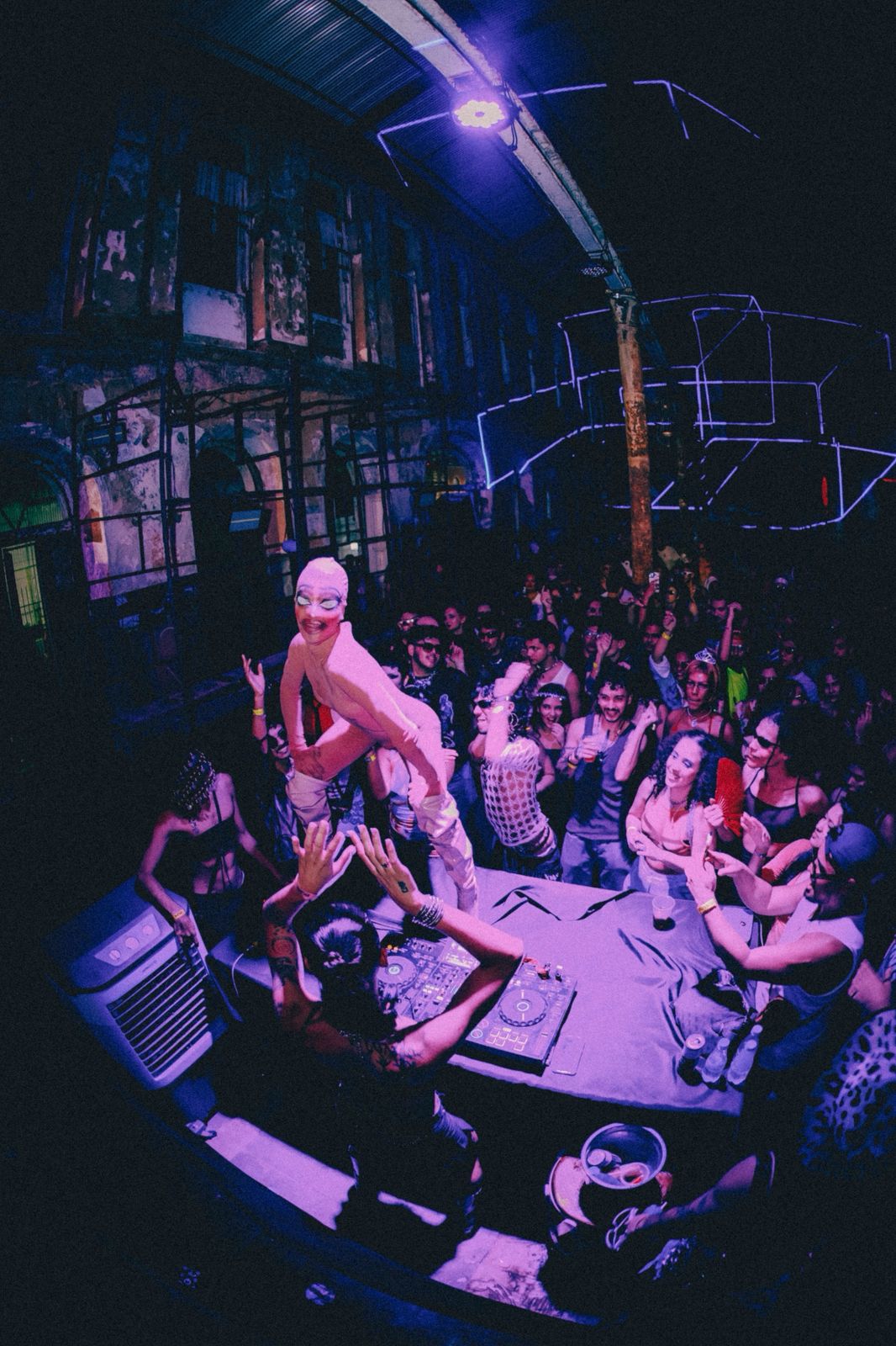Carlos do Complexo se apresenta em Manaus em noite eletrônica promovida pela Banana Frita