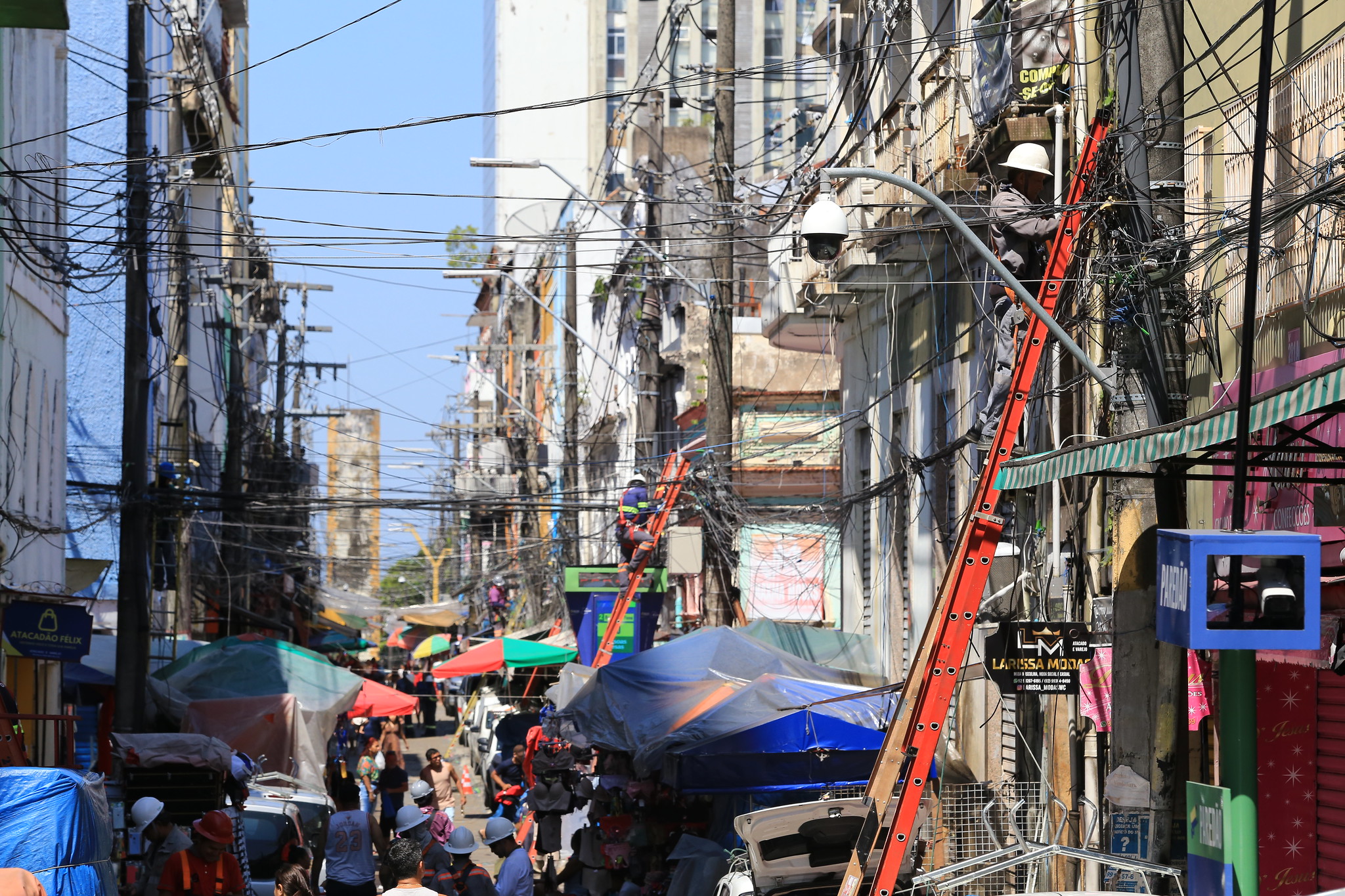 Ação de despoluição visual no Centro já remove mais de 1,2 tonelada de fios e cabos em Manaus