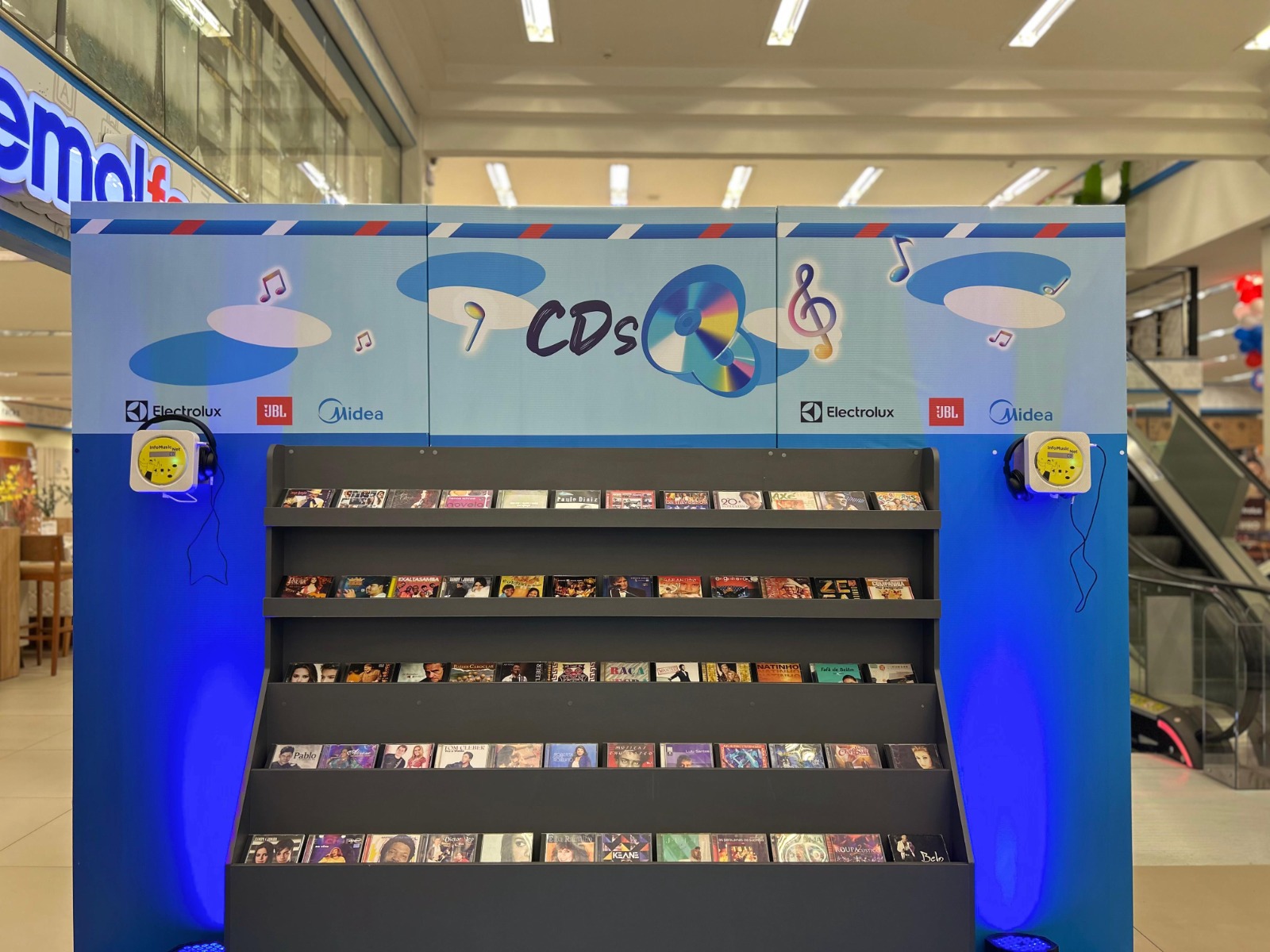 Bemol celebra 83 anos resgatando as nostálgicas cabines de CDs, sucesso dos anos 2000