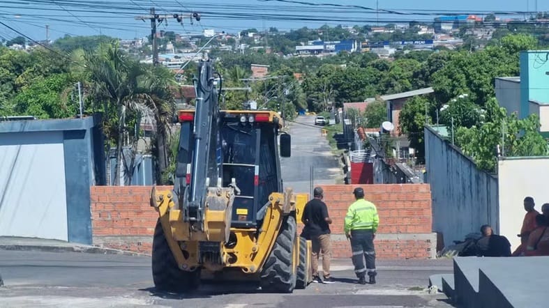 Moradores erguem muro em rua para impedir invasão em área verde na Zona Norte de Manaus