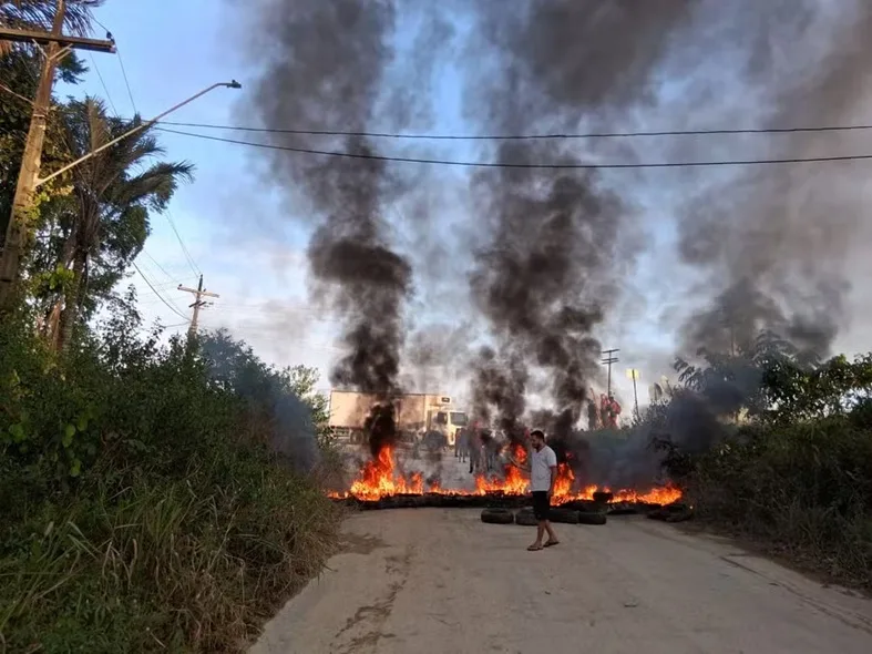 Moradores interditam ramal do Brasileirinho em protesto por melhorias na infraestrutura