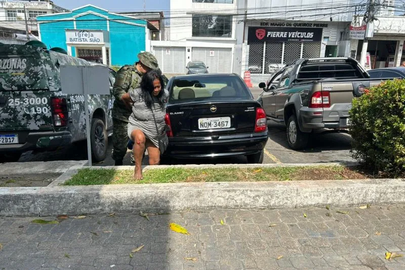 Mulher é detida após ameaçar passageira com faca dentro de ônibus em Manaus