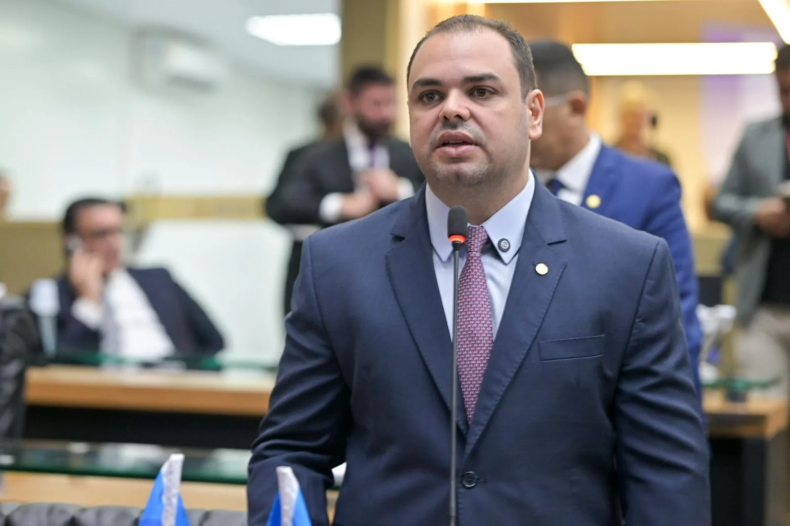 Roberto Cidade propõe aviso eletrônico via celular sobre remoção de veículos em estacionamento irregular