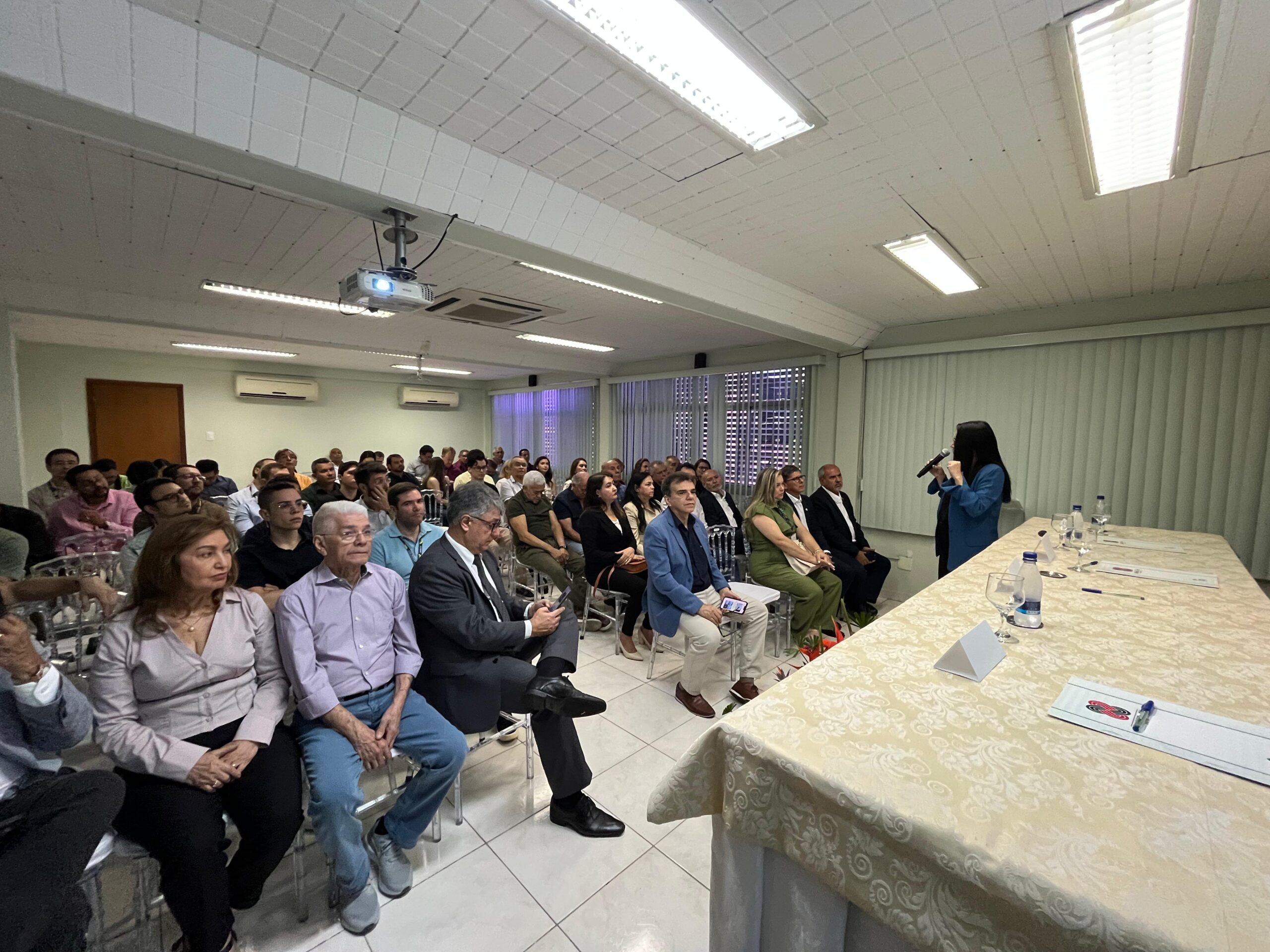 Especialistas debatem efeitos do novo Imposto sobre Bens e Serviços na economia do Amazonas