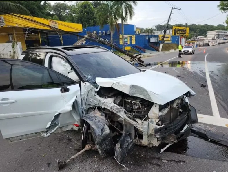 Motorista derruba poste após perder controle de carro na Zona Oeste de Manaus