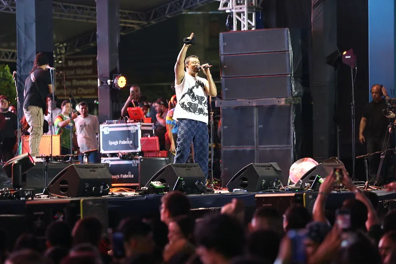 Segundo dia do #SouManaus 2025 com intensa movimentação no palco Alfândega com canções de Poesia Acústica e Xamã