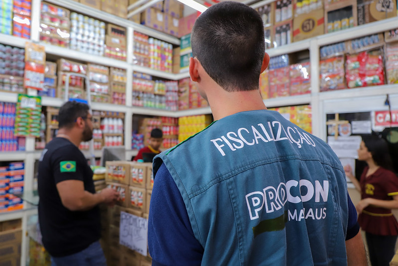 Prefeitura de Manaus apreende 13 mil litros de bebidas em situação irregular na operação ‘Zero Metanol’