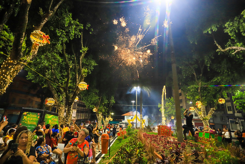 Prefeitura de Manaus entrega decoração de Natal na praça dos Remédios com Cantata Natalina