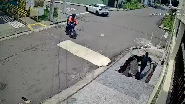Buraco que engoliu jovem em calçada de Manaus foi causado por vazamento de esgoto, relatam moradores