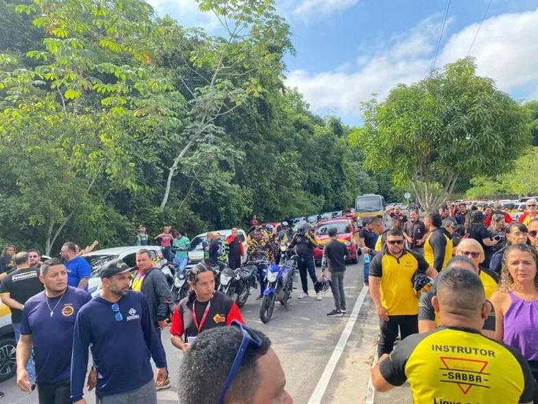 Instrutores protestam em Manaus contra novas regras para CNH e pedem valorização das autoescolas