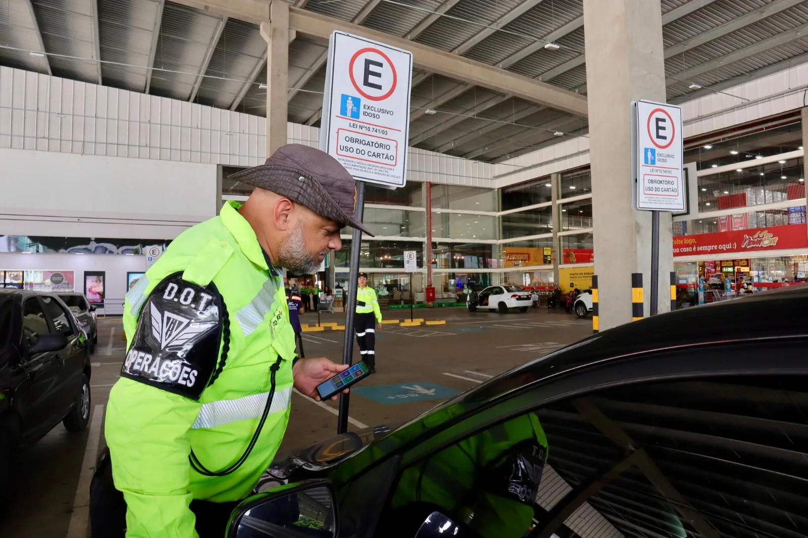 Prefeitura de Manaus reforça fiscalização e orienta motoristas sobre uso obrigatório das credenciais em vagas especiais