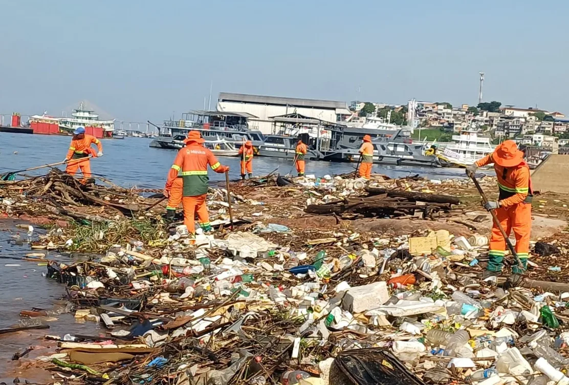 Prefeitura de Manaus realiza ação diária no rio Negro e recolhe mais de 350 toneladas de lixo por mês