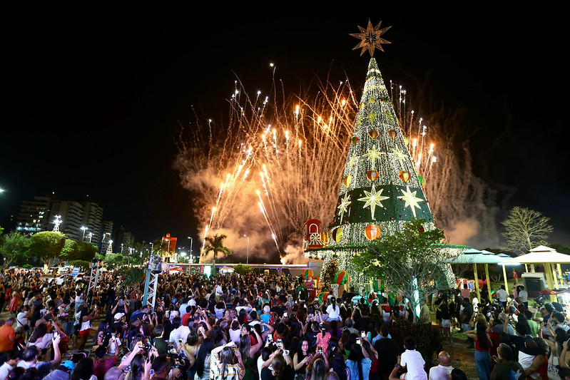 Prefeito David Almeida inaugura decoração natalina e pista de patinação no gelo no complexo turístico Ponta Negra
