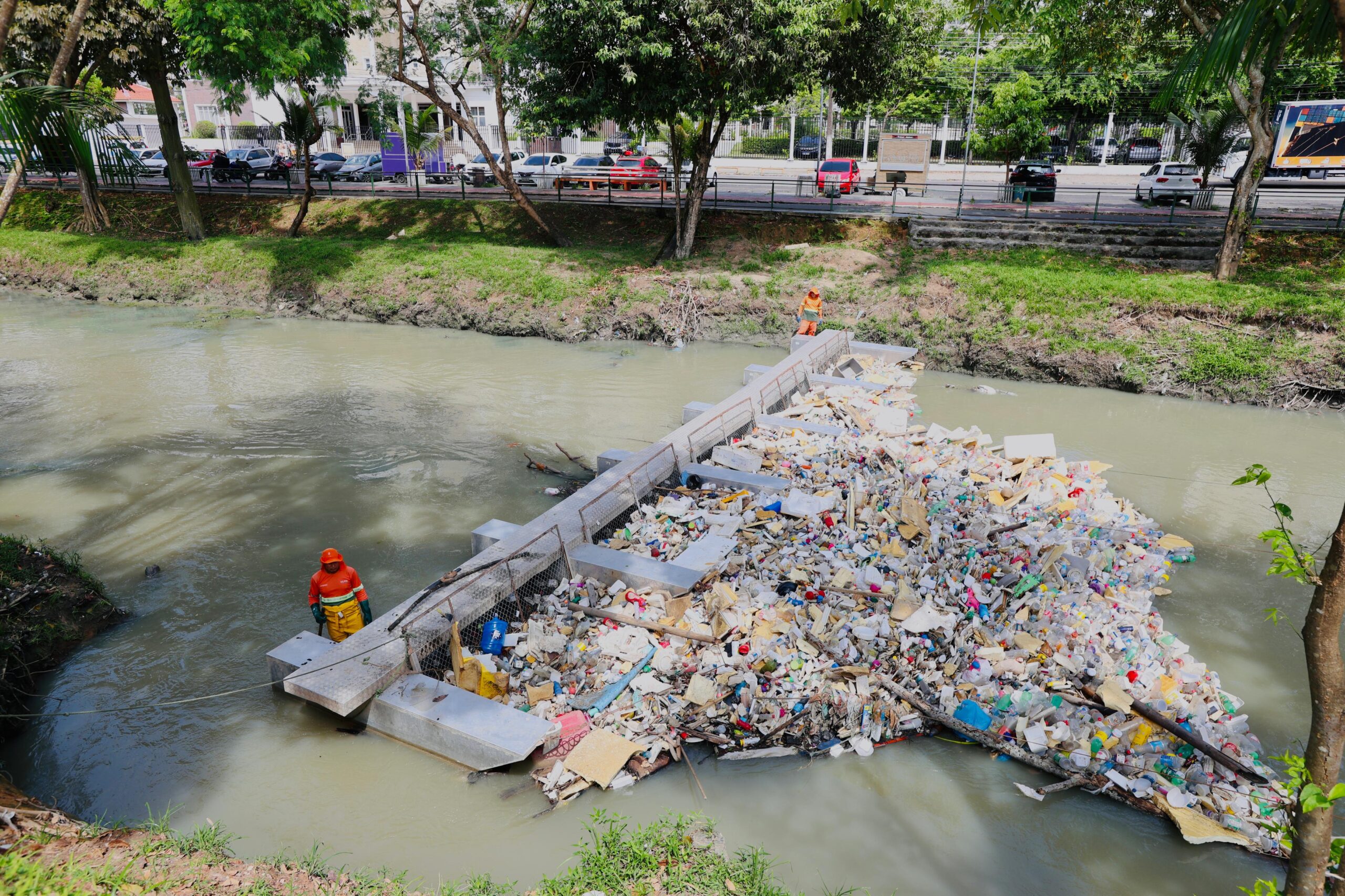 Prefeito David Almeida vai apresentar na COP 30 projeto das ecobarreiras que retêm 300 toneladas de lixo nos igarapés de Manaus