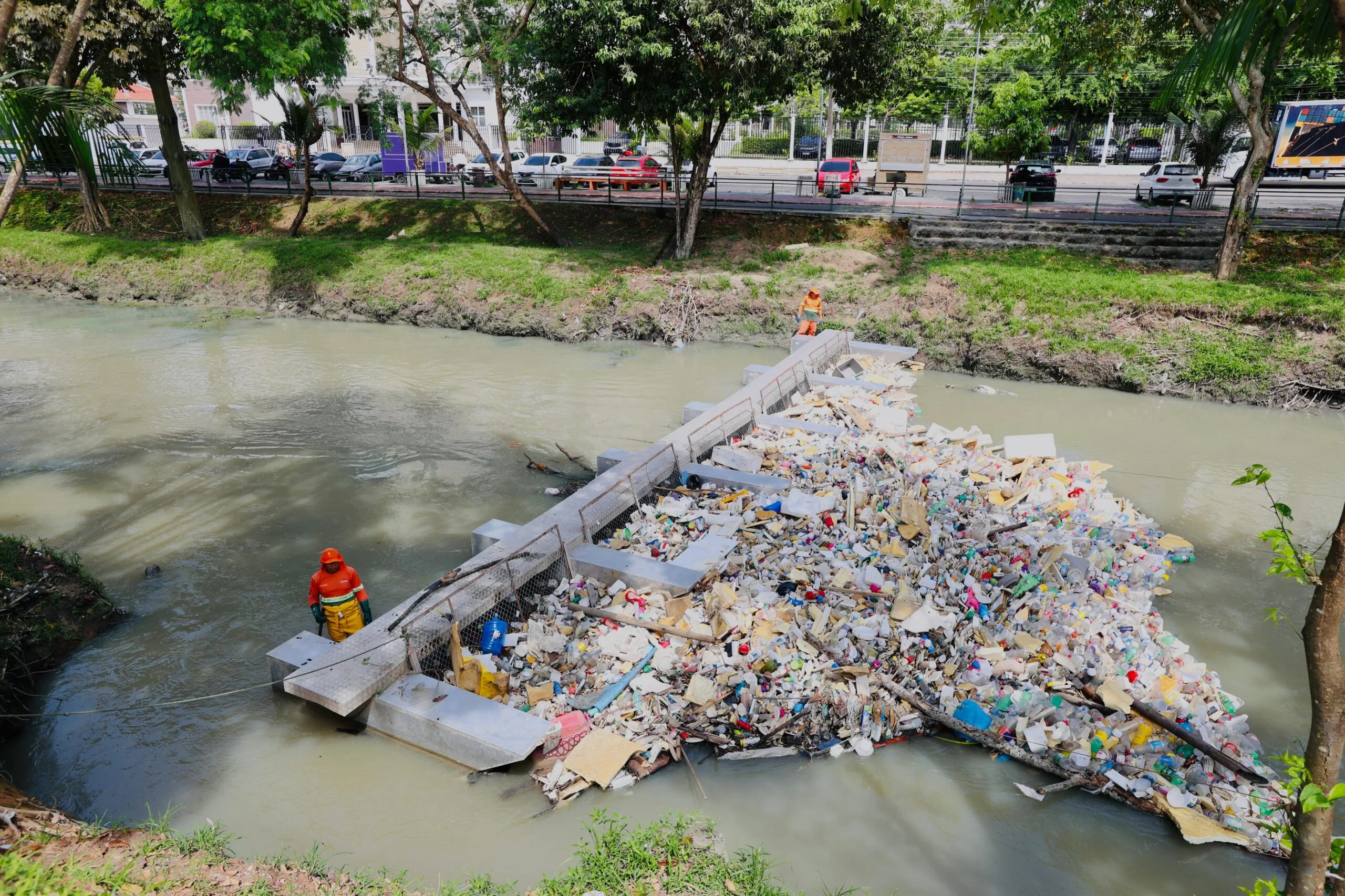 Prefeito David Almeida vai apresentar na COP 30 projeto das ecobarreiras que retêm 300 toneladas de lixo nos igarapés de Manaus