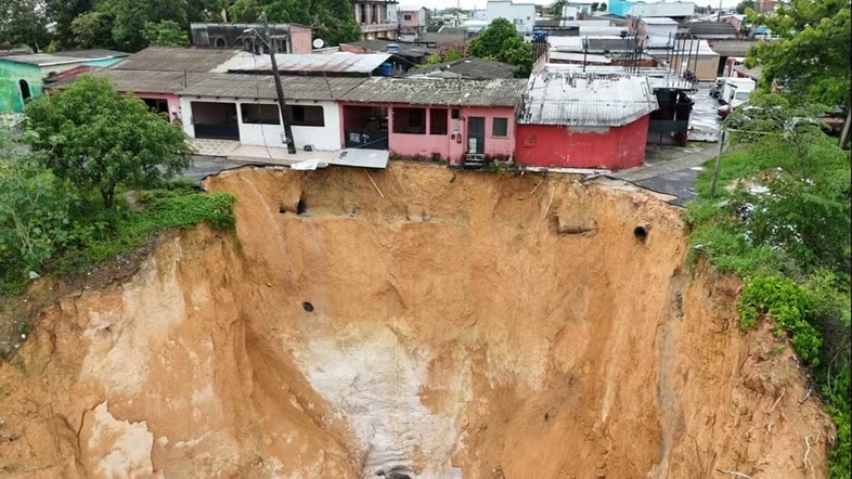 Cratera avança e força moradora a abandonar casa no Conjunto Canaranas, em Manaus
