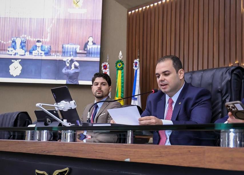 Presidente Roberto Cidade conduz aprovação de projetos que valorizam servidores públicos estaduais