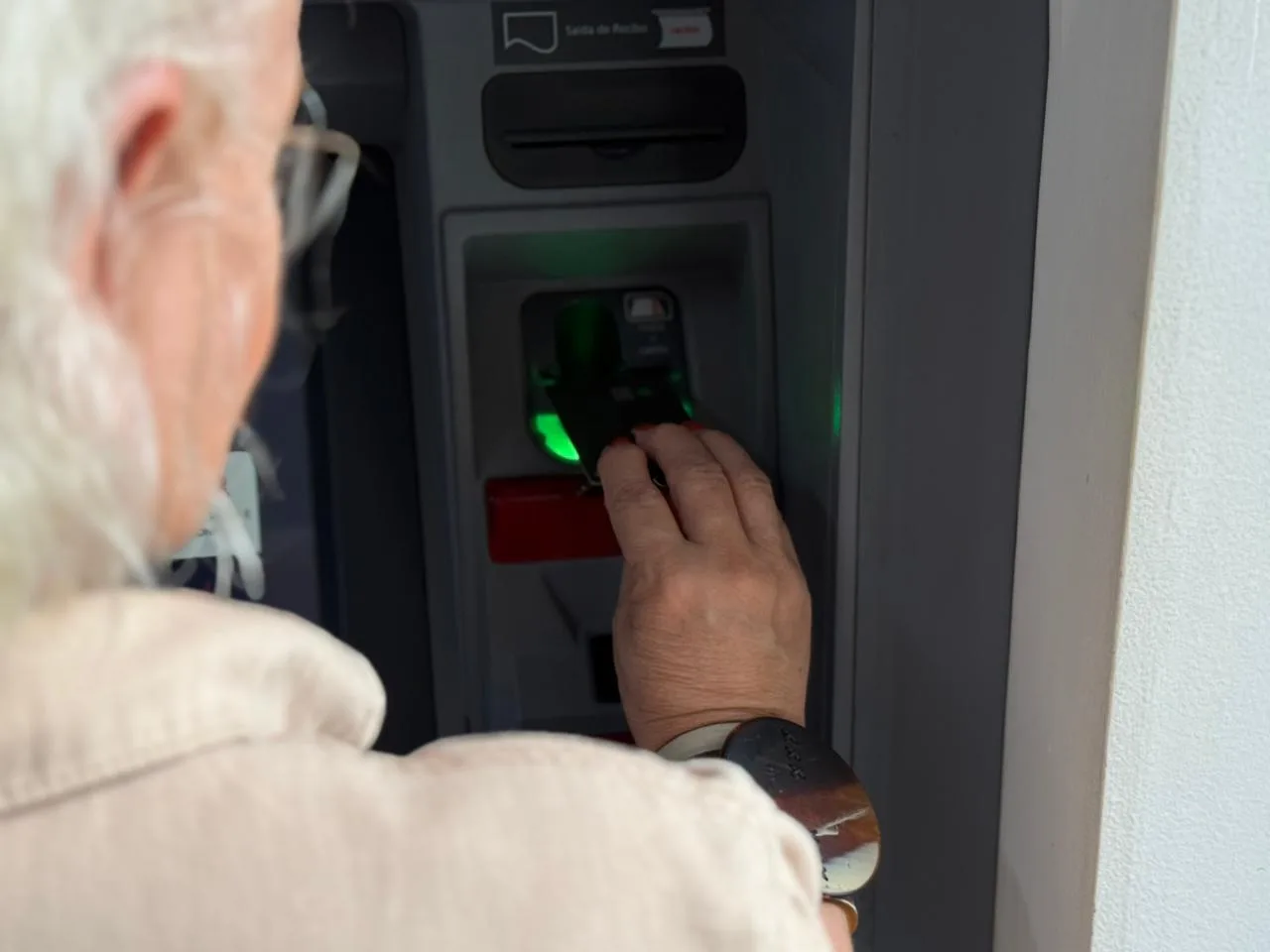 Polícia Civil do AM alerta idosos sobre golpes em agências bancárias e reforça medidas de prevenção