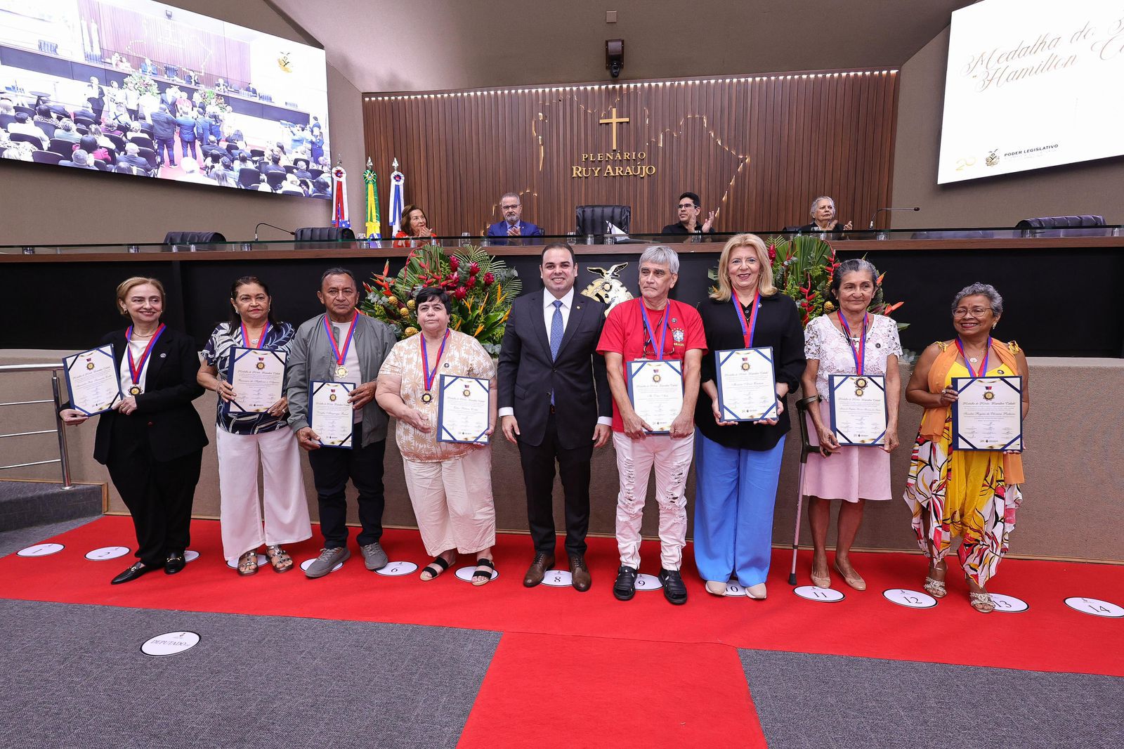Presidente Roberto Cidade outorga a ‘Medalha de Mérito Hamilton Cidade’ para 93 servidores aposentados do Legislativo Estadual