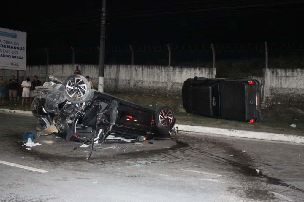 Suspeita de racha causa acidente com duas mortes e seis feridos na Avenida do Turismo, em Manaus