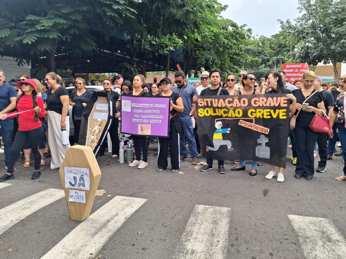 Professores da rede municipal de Manaus iniciam greve contra Reforma da Previdência