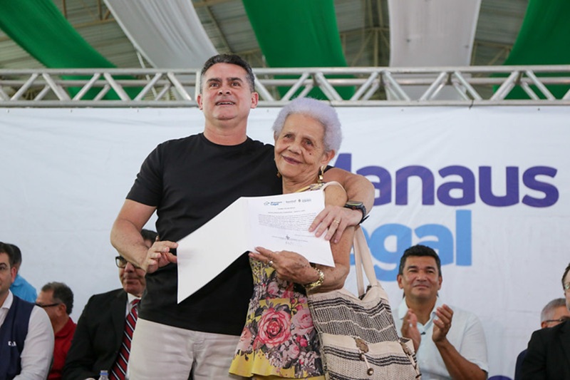 Prefeito David Almeida entrega 400 registros de imóveis