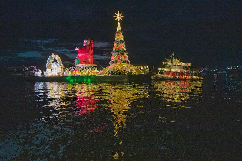Balsa natalina leva maior Natal flutuante da história a 45 comunidades ribeirinhas de Manaus