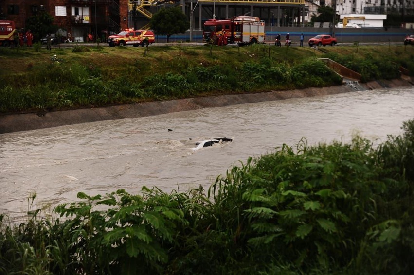 Jovem de 18 anos morre após carro cair no Igarapé do 40, na zona Sul de Manaus