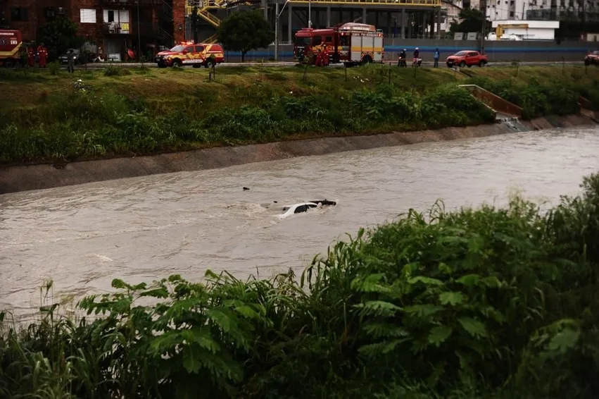 Jovem de 18 anos morre após carro cair no Igarapé do 40, na zona Sul de Manaus