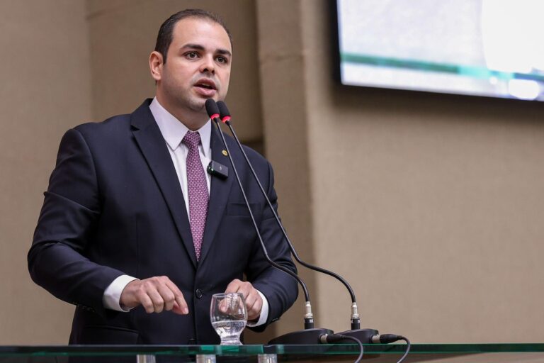 Roberto Cidade reforça lei que protege crianças da exposição online, diante dos protestos por mudanças em jogo digital