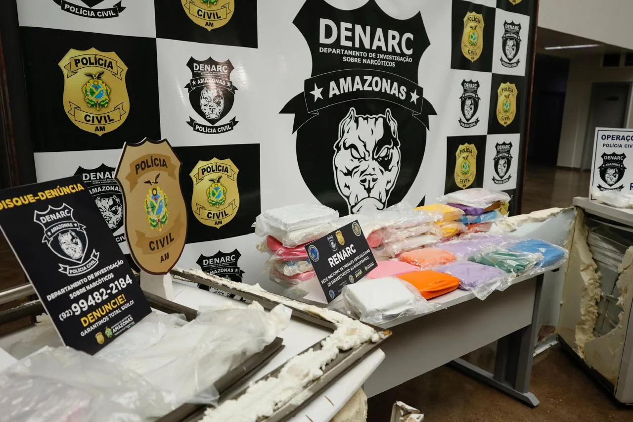 PC-AM e Receita Federal apreendem 50 kg de maconha escondidos em freezer de transportadora em Manaus