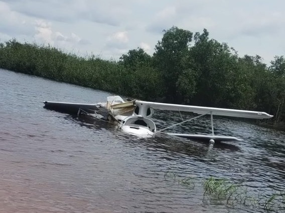 Avião de pequeno porte cai no Rio Negro e deixa dois feridos no interior do AM