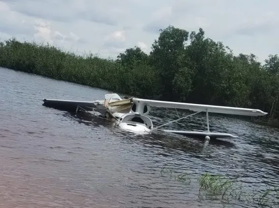 Avião de pequeno porte cai no Rio Negro e deixa dois feridos no interior do AM