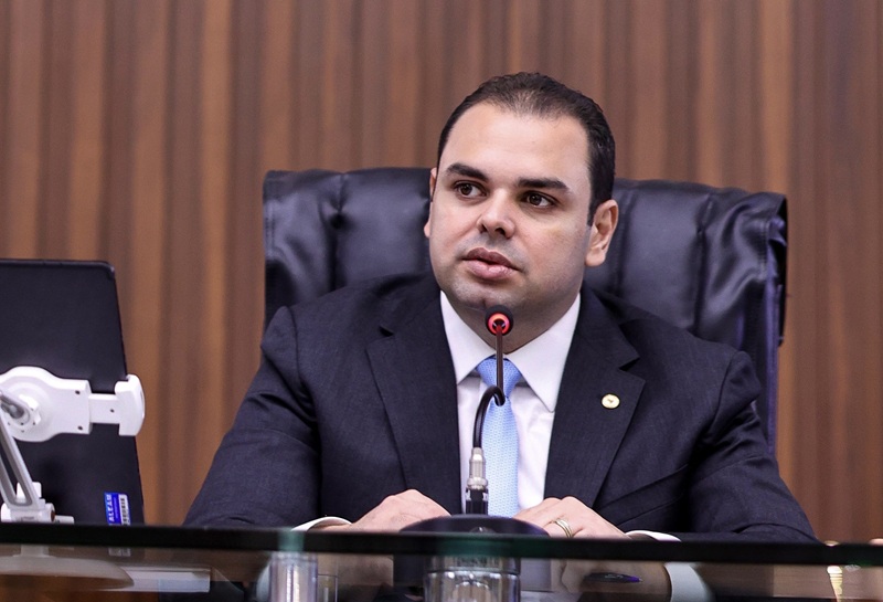 Roberto Cidade propõe política para proteger mulheres contra a violência