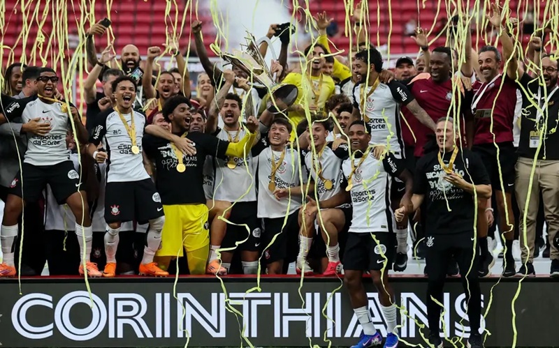 ogadores do Corinthians levantam o troféu da Supercopa Rei após vitória contra o Flamengo (Foto: Mateus Bonomi/ Agif / Gazeta Press)