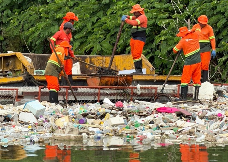 Nova ecobarreira da Prefeitura de Manaus impede 40 toneladas de lixo no rio Negro.