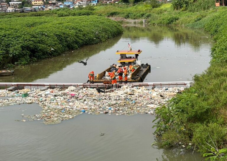 Nova ecobarreira da Prefeitura de Manaus impede 40 toneladas de lixo no rio Negro