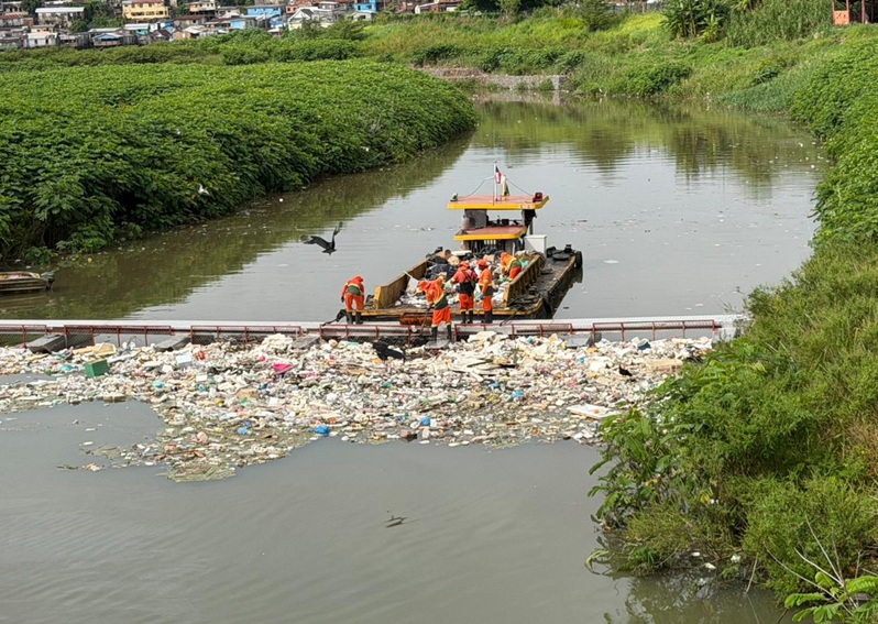 Nova ecobarreira da Prefeitura de Manaus impede 40 toneladas de lixo no rio Negro