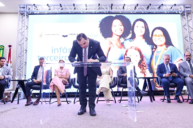 Presidente Roberto Cidade inicia processo de regulamentação da Escola do Legislativo.