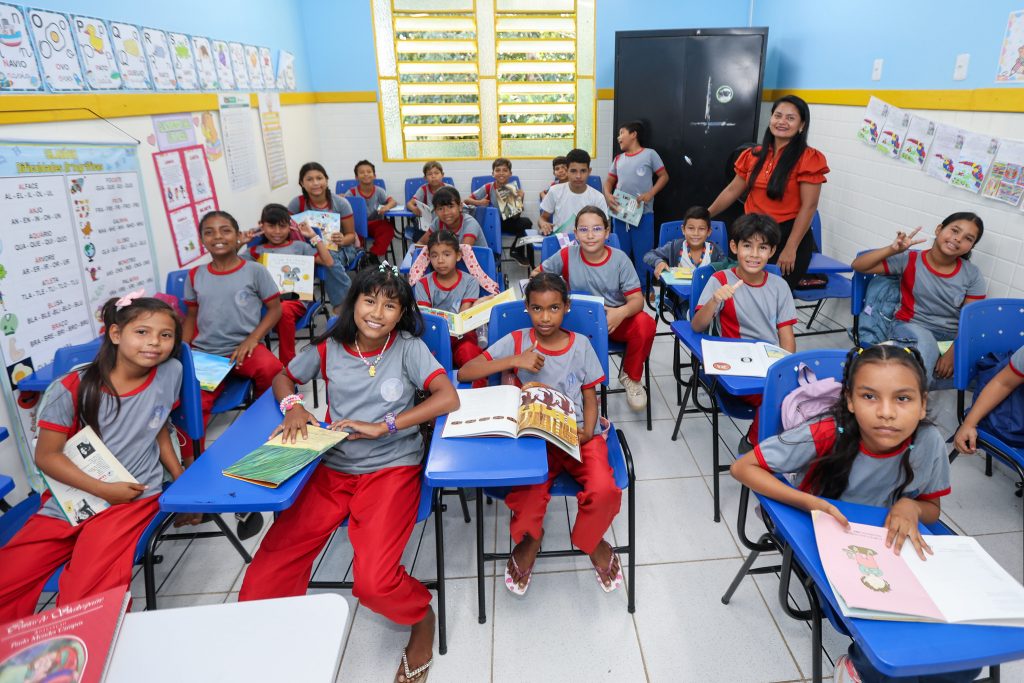 A Prefeitura de Manaus, reinaugurou, duas unidades de ensino na zona rural ribeirinha da capital