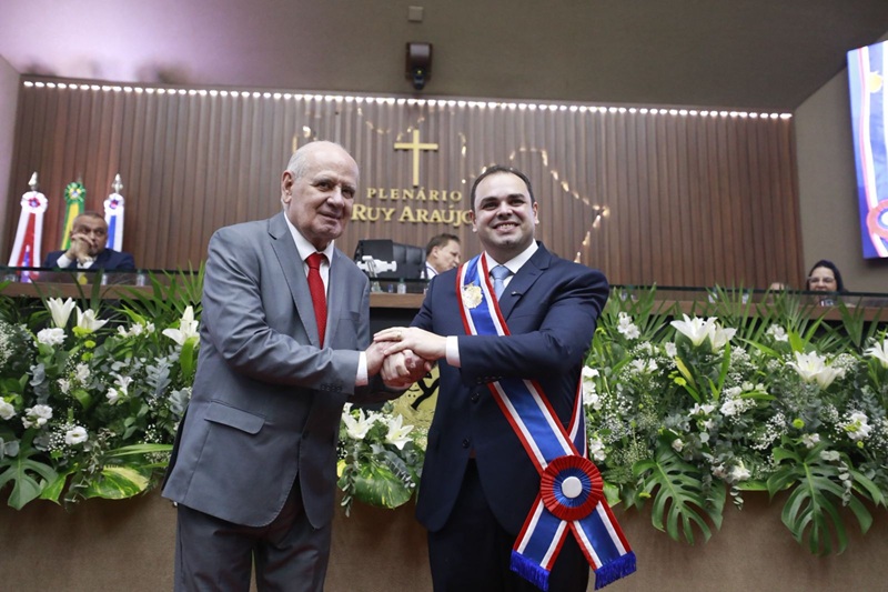 Roberto Cidade toma posse como governador 
