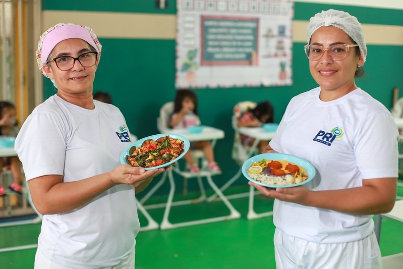 Merendeiras da Prefeitura de Manaus celebram papel no aprendizado e disputam prêmio nacional de alimentação escolar
