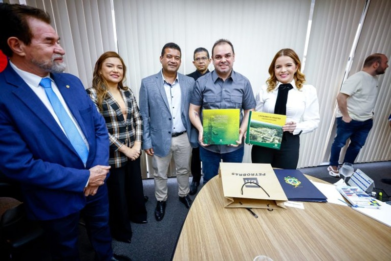 Governador Roberto Cidade assina concessões que viabilizam investimento de US$ 500 milhões da Petrobras em Urucu.