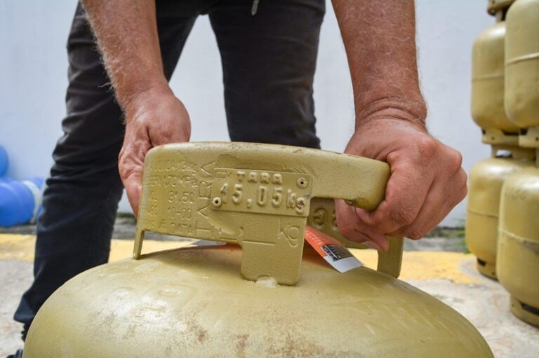 Pesquisa do Procon Manaus aponta aumento de até 3,36% no gás de cozinha de 13 quilos e redução de 1,25% na botija de 8 quilos em junho.