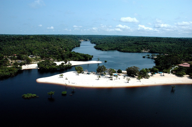 A Praia do Tupé é um paraíso de areias brancas.