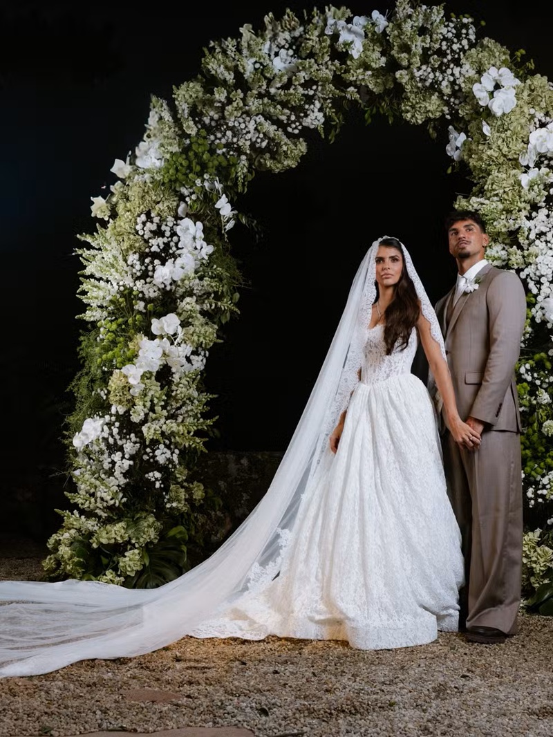 Gabriel Medina e Isabella Arantes oficializam casamento em cerimônia com famosos e muita festa.